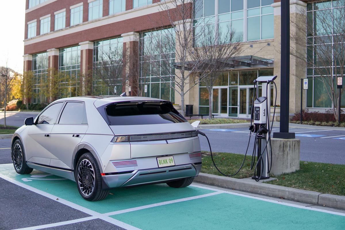 airports-ev-charging-solutions-blink-charging