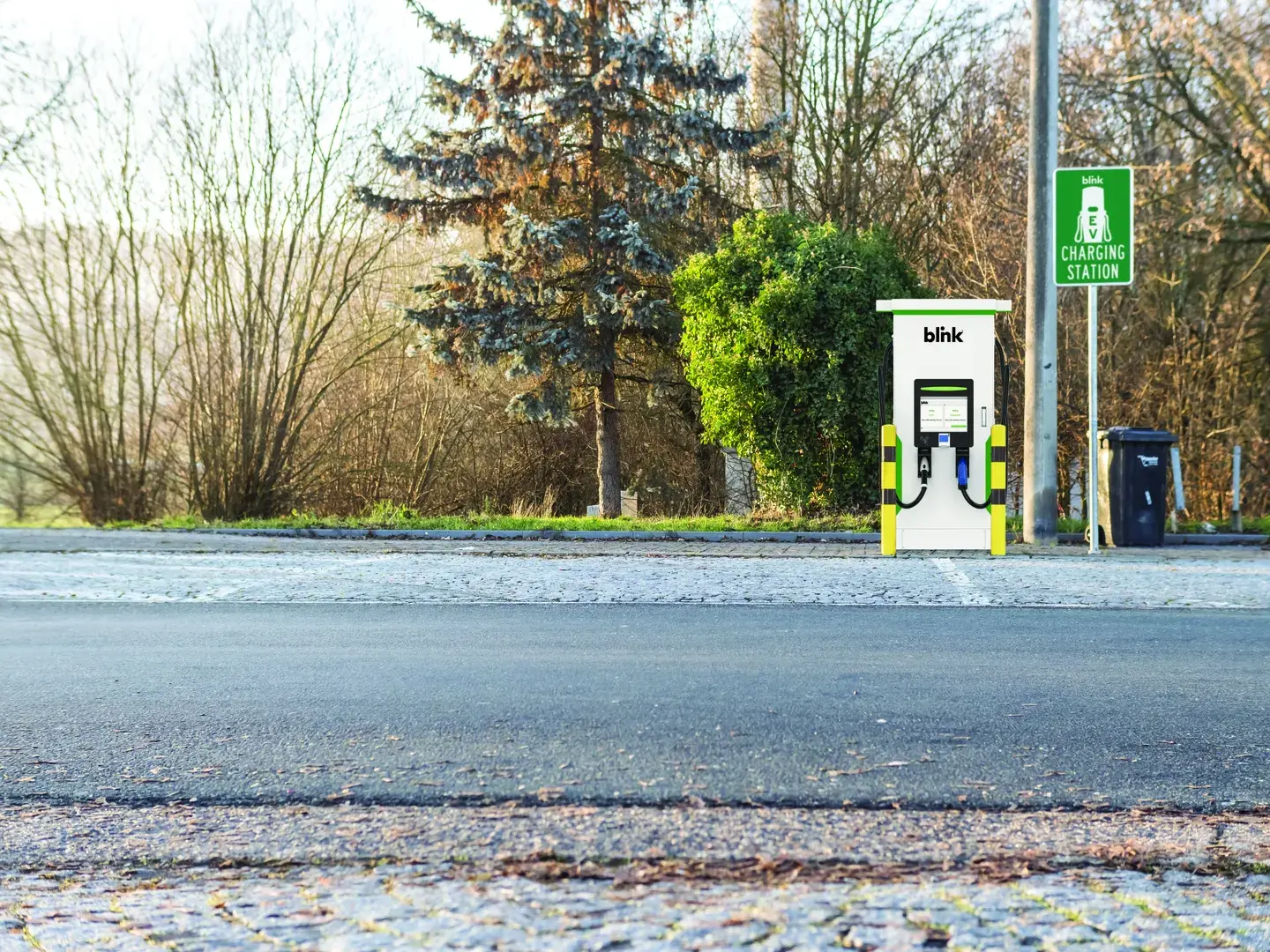 Roadside 60kW-360kW DC Fast Charging Station